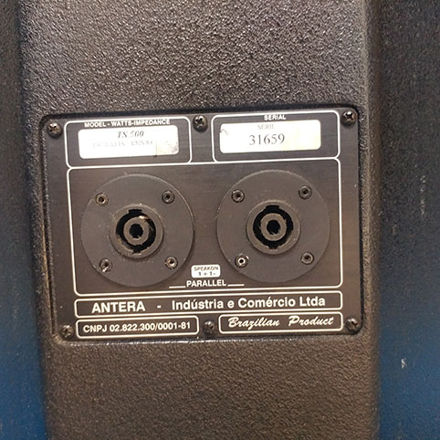 Caixa de Som Antera TS 500 - detalhe entrada de cabo Caixa de Som Antera TS 500 - detalhe entrada de cabo