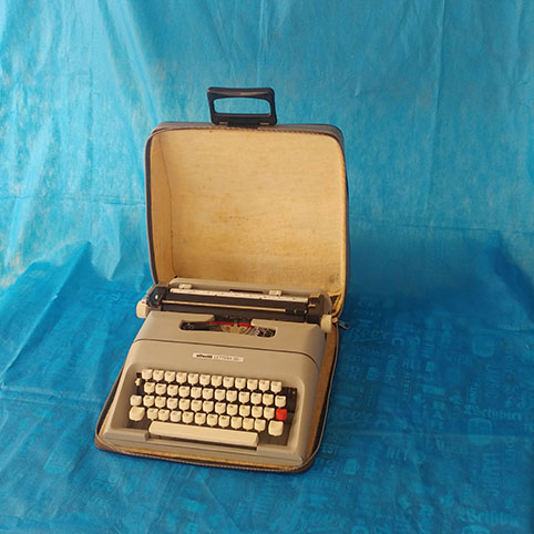 Máquina de Escrever Olivetti Lettera 35 vista geral vista geral Máquina de Escrever Olivetti Lettera 35 vista geral